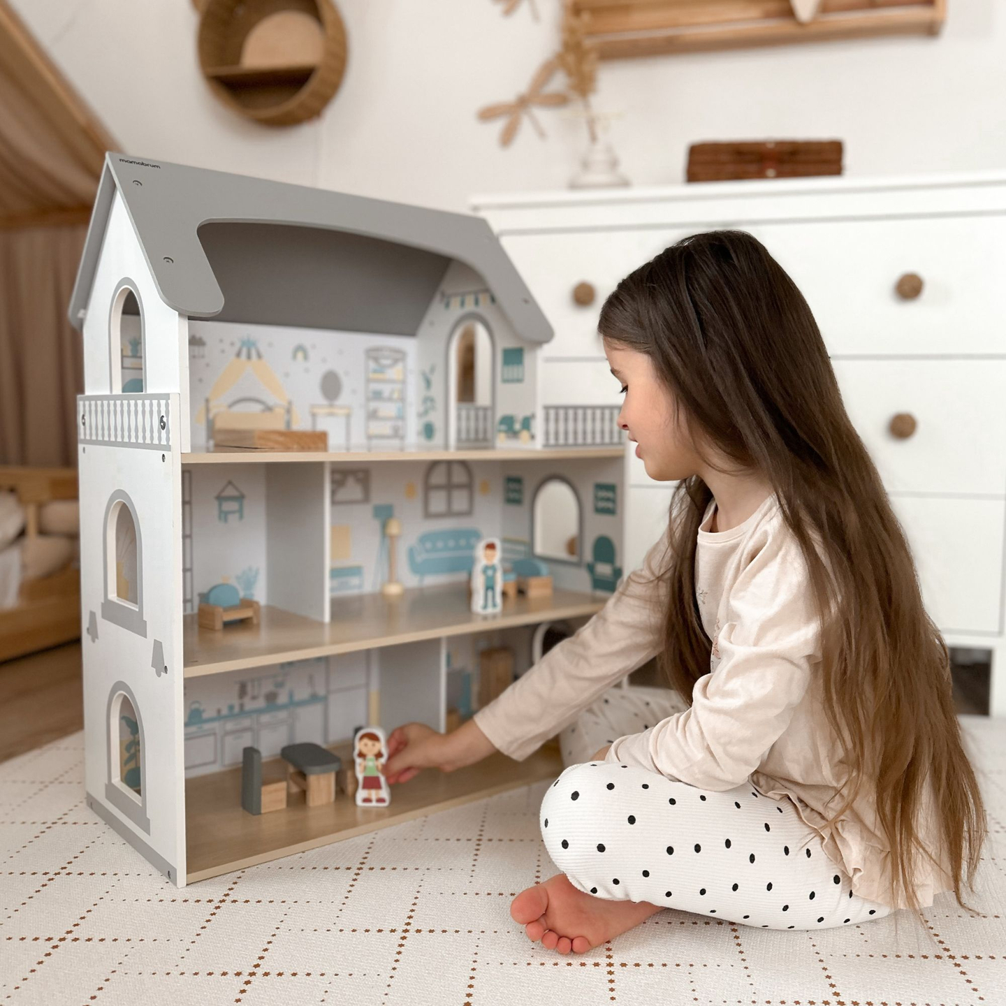 Λευκό ξύλινο κουκλόσπιτο με βεράντα και αξεσουάρ