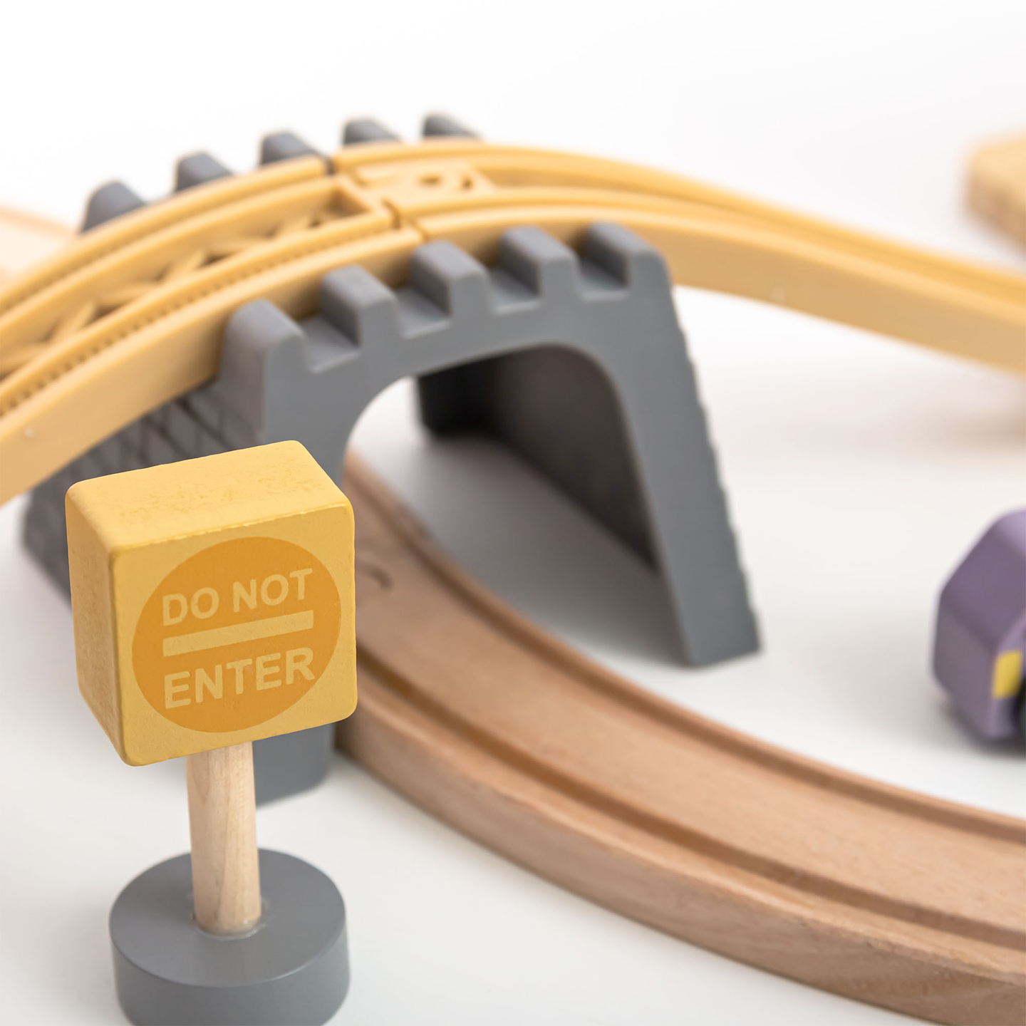 Ξύλινος σιδηρόδρομος πόλης με ηλεκτρικό τρένο - κινούμενος γερανός, πλοίο, γέφυρες