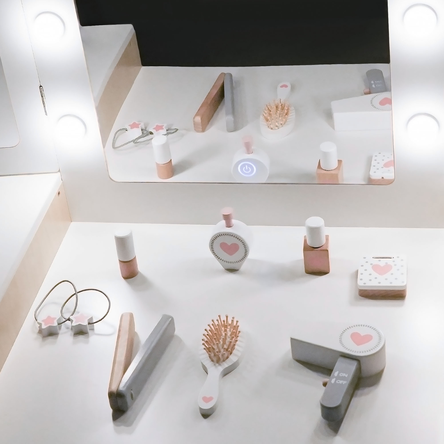 Ξύλινο παιδικό κομοδίνο με καρέκλα, αξεσουάρ και φωτισμό LED