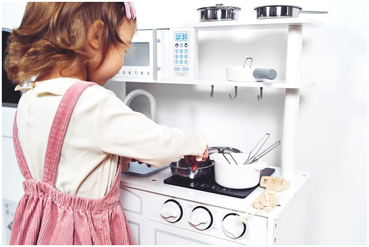 Μεγάλα ξύλινα λευκά αξεσουάρ κουζίνας και ποδιά