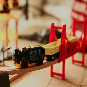 Ξύλινος σιδηρόδρομος, τρένο με μπαταρία - Πόλη: γραμμές, αυτοκίνητα, γέφυρα, αεροδρόμιο