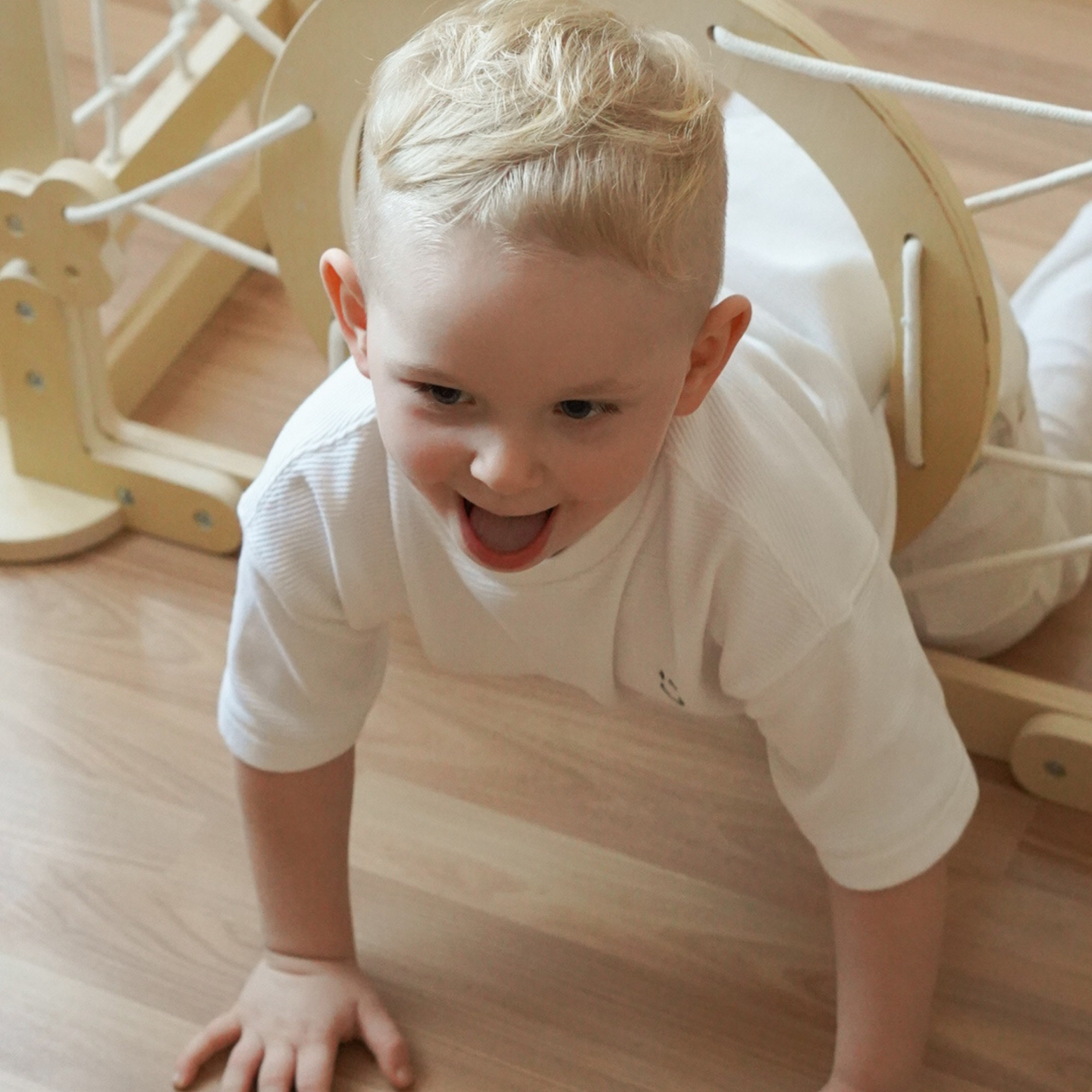 Ξύλινη εσωτερική παιδική χαρά για παιδιά - ένα σπίτι με σκάλες και μια τσουλήθρα